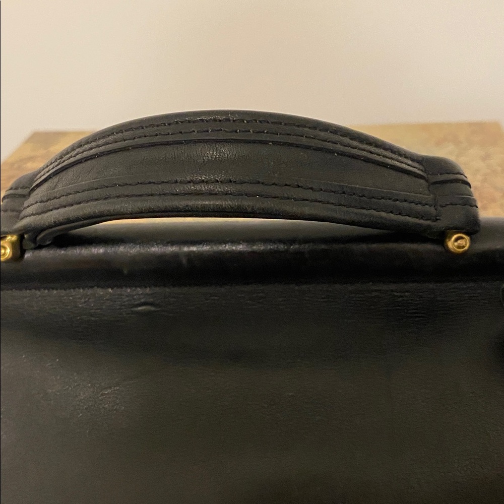 Coach Classic Black Leather Willis Handbag. Good condition. No original strap - Picture 4 of 11